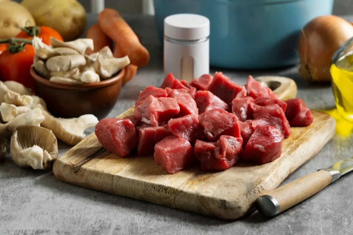 daging sapi dipotong dadu dan diletakkan di atas talenan kayu